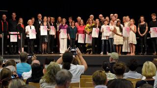 Mitglieder der Preisträgerchöre vom Sonntag präsentieren stolz ihre Urkunden.