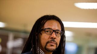 Der US-amerikanische Autor Colson Whitehead behandelt in seinem neuen Roman erneut gesellschaftspolitische Themen.