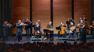 Zum 75. Geburtstag der Kunstfreunde Bensheim spielte das Freiburger Barockorchester im restlos ausverkauften Parktheater.