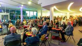 Mit einem Empfang im Eysoldt-Foyer feierten die Kunstfreunde Bensheim ihren 75. Geburtstag. Die musikalische Umrahmung übernahm die junge Harfenistin Emilia Kabus.