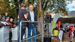 Als Bürgermeister der Stadt Heppenheim eröffnete Rainer Burelbach (rechts auf dem Podium stehend) das Musikfest der inter-kulturellen Woche.
