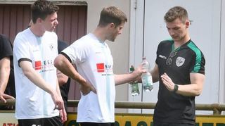 SSG-Trainer Jannik Hüter (rechts) will sich heute mit seinem Team mit einem Sieg gegen Reichenbach auf die anstehende Kerwe einstimmen.