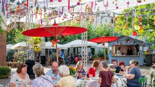 Der „Innenstadtzauber“ sorgte im Sommer wochenlang dafür, dass das Zentrum zusätzlich zum guten Betrieb in Cafés und Restaurants sehr belebt war. Unter dem Blütenhimmel über dem Lorbacher Hof trafen sich viele Lorscher spontan und verweilten gerne auch länger. Nun soll es im Dezember dort einen „Winterzauber“ geben.