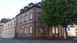 Das historische Postgebäude an der Ernst-Schneider-Straße könnte für eine halbe Million Euro zu einer Flüchtlingsunterkunft umgebaut werden.