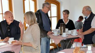 Nach dem Gottesdienst plauderten die Besucher bei Kaffee und Kuchen im Vorraum der evangelischen Kirche über die gesungenen Wunschlieder. Hinten in der Mitte Sibylle Schuck-Wanke, die den Gottesdienst gestaltet hatte.