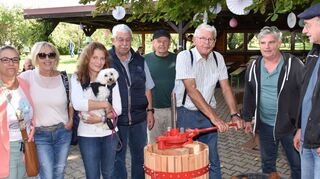 Rund um die Apfelpresse versammelt (von links): Maria Aranda, Rita Renner, Sandra Wahlig mit Hund Stella, Klaus Eberle, Hans Levasier, Hans Helwig, Olaf Jünge und Helmut Wegner.