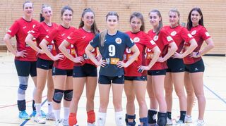 Die Volleyballdamen der TSV Auerbach freuen sich auf die Dritte Liga; zum Kader gehören u.a. (v.l.) Petra Stauch, Chantal Schirmer, Franziska Edmaier, Mara Weber, Anna Beck, Monika Liepolt, Laetitia Holz, Hannah Bühl und Inga Pfenning.