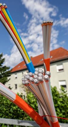 Durch die Glasfaserkabel laufen infrarote Lichtwellen.
