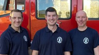 Wahl der neuen Wehrfu?hrung und des Feuerwehrausschusses in Lautertal-Gadernheim

Am vergangenen Samstag den 23.09.2023 um 19:30 Uhr fand im Feuerwehrgeräthaus Gadernheim die Wahl der Wehrführung und des Feuerwehrauschusses statt.
Peter Degenhardt, Gemeindebrandinspektor der Gemeinde Lautertal, begrüßte alle anwesenden und dankte zugleich für die heutige Teilnahme an der Wahl.

Zum Gedenken an unseren verstorbenen aktiven Kameraden Klaus Bormuth erhob sich die gesamte Versammlung und legte eine Schweigeminute ein.

Auf Vorschlag des Gemeindebrandinspektors wurde der Bürgermeister Andreas Heun als Wahlleiter einstimmig gewählt.
Zum neuen Wehrführer wurde Markus Massoth gewählt.
Zum 1. stellvertretenden Wehrführer wurde Tobias Marasek und zum 2. stellvertretenden Wehrführer wurde Alexander Beez gewählt.

In den Feuerwehrausschuss Gadernheim wurden Daniel Knapp, Peter Bormuth, Richard Meng und Andreas Gehrisch gewählt.
Peter Degenhardt, der das Amt des Wehrführers in Gadernheim über 19 Jahre begleitete, richtete seine Worte an die neu gewählten und gratulierte ihnen.

Es wurden zwei Anerkennungsprämie durch den Bürgermeister Andreas Heun übergeben.
Frau Regina Pfeifer und Herr Tilo Zimpel erhielten eine Anerkennungsprämie für 10 Jahre geleisteten aktiven Dienst in der Wehr.


Bild:
Von links nach rechts:
Tobias Marasek 1. Stellv. Wehrführer
Markus Massoth: Wehrführer
Alexander Beez: 2. Stellv. Wehrführer