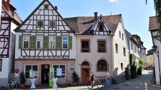 Zumindest in einem der Rundfenster der Alten Synagoge muss ein Davidstern gewesen sein. Seine Auskerbungen sind im Fensterholzrahmen von innen deutlich zu erkennen. Das Gebäude in der Altstadt-Gasse „Kleine Bach“ soll zu einer Begegnungsstätte umgestaltet werden.