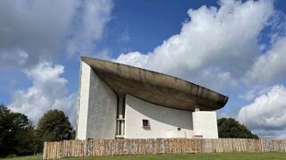 Unesco-Welterbe: Die Chapelle Notre-Dame-du-Haut de Ronchamp ist von 1950 bis 1955 nach Plänen des Architekten Le Corbusier gebaut worden.