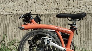 Zusammengelegt hat das Brompton kompakte Abmessungen: Das Faltmaß beträgt: 58,5 cm x 56,5 cm x 27 cm.