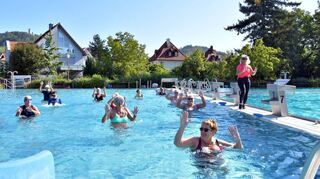Schwimmmeisterin Bianca Radlinger-Diehm und die Frauen sind beim Wassertanzen voll in ihrem Element.