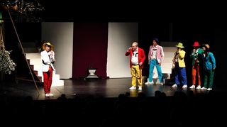 Zum Saisonauftakt im Parktheater spielte das Münchner Ensemble Persona Shakespeares „Sommernachtstraum“, inszeniert als poetisches Volkstheater.