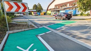 Die Stadt hat vor der Kindertagesstätte Tagweide zur Erhöhung der Verkehrssicherheit für Fußgänger und Radfahrer Markierungen auf der Fahrbahn sowie Halteverbotsschilder angebracht.