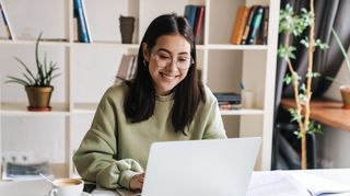 Bevor man sein Studium beginnen kann, muss man manchmal – je nach Sudium und Uni oder Hochschule – eine spezielle Aufnahmeprüfung bestehen. Diese kann man oft online absolvieren.