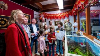 Cornelia Funke (links) besuchte vor ihrer Auszeichnung mit dem Karl-Kübel-Preis das Lindenfelser Drachenmuseum.