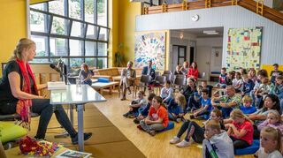 Nach dem Besuch im Deutschen Drachenmuseum war Cornelia Funke zu Gast an der Carl-Orff-Schule.