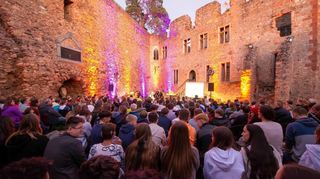 Zum 17. Mal fand auf dem Auerbacher Schloss der Jugendgottesdienst des Evangelischen Dekanats im stimmungsvoll illuminierten Schlosshof statt. Der Andrang war groß, rund 250 junge Besucher kamen.