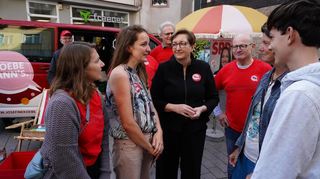 Im Gespräch: Bundesministerin Klara Geywitz (Mitte) besuchte am Samstag in der Fußgängerzone den Infostand von SPD-Direktkandidatin Josefine Koebe.