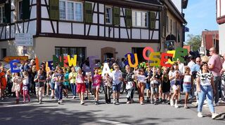 Schüler der Grundschule an der Weschnitz bildeten aus bunten Buchstaben und Zahlen die Überschrift des ganzen Spektakels: „Einhäuser Kerwe 2023“.