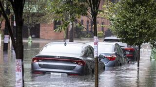 Heftiger Regen hat in der Millionenmetropole New York zu Sperrungen von Autobahnen, Straßen und einem Flughafenterminal geführt.