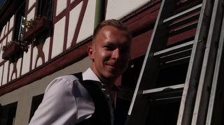 Kerwevadder Lukas Mahr stieg am Alten Rathaus auf die Leiter. Von dort verkündete er den Kerwespruch, der natürlich auch Seitenhiebe auf Lorscher enthielt.