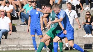 Der TSV Elmshausen und die SG Gronau schenkten sich in einem spannenden Nachbarschaftsvergleich nichts; hier bedrängt Emanuel Sachs (TSV; re.) den ballführenden Gästespieler Renato Lucic.