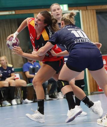 Lisa Friedberger (links) schlüpfte beim hart erkämpften Pokalsieg der Flames in Buxtehude beherzt in die Rolle als Führungsspielerin.
