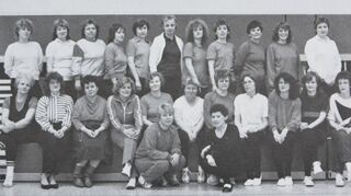 Eine der ersten Aufnahmen der SSV-Gymnastikdamen zeigt (hintere Reihe, von links): Anneliese Petruch, Hilde Petruch, Christel Essinger, Doris Bremstaller, Elsa Katzenmeier, Elisabeth Koch, Maria Endlich, Brunhilde Bitsch, Kriemhild Weitzel, Doris Preuß und Johanna Krämer. In der mittleren Reihe (von links): Elisabeth Jährling, Irmgard Bitsch, Monika Muth, Ingrid Mink, Christa Baumunk, Brigitte Storck, Waltraud Eichhorn, Renate Habermeier, Ursula Walter, Elke Krämer und Erika Kaffenberger. Vorne: Ursula Lech (links) und Resi Mink. Nur wenige Damen aus der Gründungszeit nehmen heute noch regelmäßig an den Übungsstunden der SSV-Gymnastikdamen teil: Christel Essinger, Doris Bremstaller, Brunhilde Bitsch, Ursula Walter und Resi Mink.