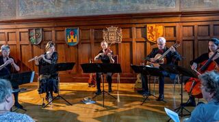 Für Matthias Jakob (an der Gitarre) und das Ensemble Concertino gab es beim Lorscher Rathauskonzert viel Beifall. Zu hören war Barockmusik.