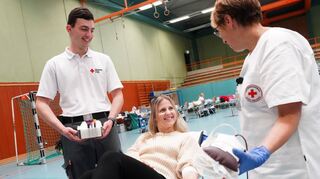 Michelle Heiß hat bereits öfter Blut gespendet. Die Lorscherin gehörte zu den knapp 200 Freiwilligen, die jetzt den DRK-Termin in der Siemens-Halle besuchten. Unser Bild zeigt sie mit Lukas Ruh und Ute Metz vom DRK.