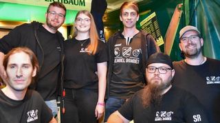 Die „Bembel Bomber“, hintere Reihe von links: David Gebhardt, Jessica Seibel, Jonas Nischwitz. Vorne von links: David Wiegand, Simon Rau und Roman Nick.