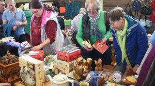 Lorsch, Nibelungenhalle: erster Lorscher Abendflohmarkt
erfolgreich und sehr gut besucht war der erste Abendflohmarkt in der Lorscher Nibelungenhalle. Organisiert und durchgeführt von der Kinder und Jugendförderung in Zusammenarbeit mit dem Jugendrat Lorsch und Kiju Lorsch. 52 Aussteller boten verschiedene Artikel wie Kleider, Spiele, Bilder, Gläser... so dass es für jedermann/frau was zu kaufen gab. Für das leibliche Wohl gab es Erbseneintopf, Bockwurst und ein vegetarischer Scheiterhaufen mit Käse, Salzbrezeln und Trauben vom Jugendrat
Foto: Jürgen Strieder