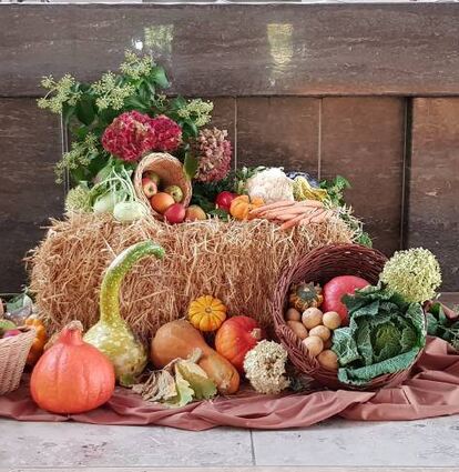 Der Altar wird mit Erntegaben der Gemeindemitglieder geschmückt.
