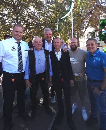 Bei der Gratulation nach dem Umzug(von links): Daniel Degen, Heinz Diehl, Bürgermeister Helmut Glanzner, Lukas Mahr, Christopher Hiemenz und Bernd Würsching.