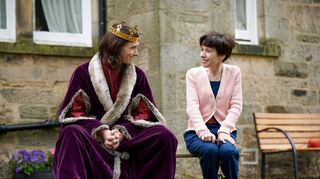 Sally Hawkins als Philippa Langley und Harry Lloyd als Richard III. im neuen Film „The Lost King“ von Stephen Frears.