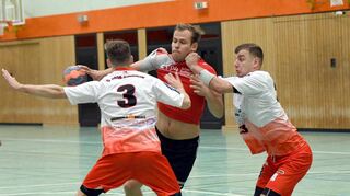 Hart zur Sache ging es im Bezirksoberliga-Derby zwischen dem TV Groß-Rohrheim und der HSG Bensheim/Auerbach. Hier versucht sich Bensheims Silas Herborn gegen die Groß-Rohrheimer Justus Fröhlich (links) und Tom Friedrich durchzusetzen.