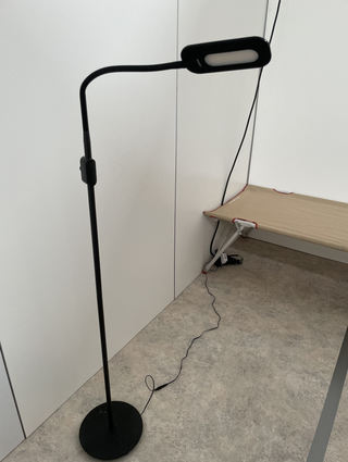 Betten, eine Stehlampe und USB-Anschlüsse - mehr gab es in den Wohnkabinen in der Mannheimer Lilli-Gräber-Halle nicht.