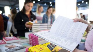 Besucherinnen und Besucher der Leipziger Buchmesse schauen sich am Stand der Random House Verlagsgruppe um. Nach vier Tagen geht die Buchmesse an diesem Sonntag zu Ende. Auf dem Frühjahrstreffen der Buchbranche präsentierten sich seit Donnerstag rund 2000 Aussteller aus 40 Ländern mit ihren Neuheiten.