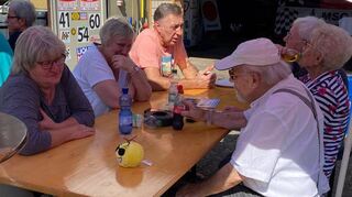 Auch Gründungsmitglied Horst Kurpick (rechts im Bild) war beim Ausflug des Lindenfelser Motor-Sport-Clubs in die Pfalz dabei.