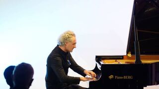 Pianist Matthias Kirschnereit spielte im Diefenbachsaal unter anderem Werke von Debussy und Brahms.