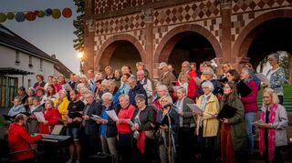 Auf den Stufen der Königshalle postierten sich geübte Chorsänger, auf den Bänken und Stehplätzen rundum versammelten sich Besucher, die einstimmten.
