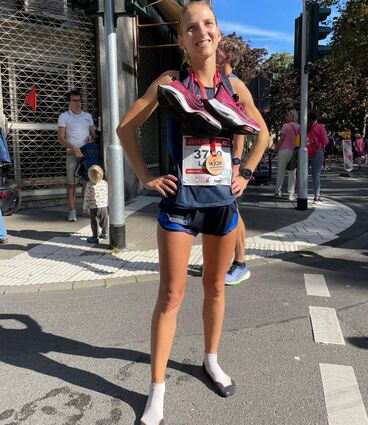 Auf dem verwinkelten Straßenkurs in Köln lief es gut für Leonie Gieser, in neuer Bestzeit kam die LCO-Athletin bei der Marathon-DM auf Platz elf.
