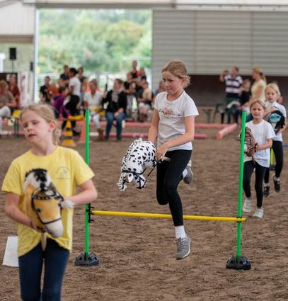 Hobby-Horsing ist ein neuer Trend im Pferdesport – beim Pony-Acadamy-Cup im Reitsportzentrum Mohr wurde das Steckenpferd-Reiten präsentiert.