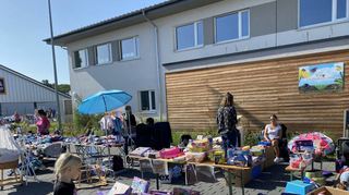 Jede Menge Spielzeug und Kinderkleidung wurde beim Flohmarkt in der Dieterswiese angeboten.