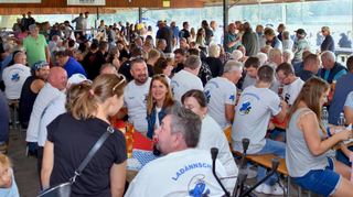 Sowohl unter der Pergola als auch auf dem Rasen drängten sich die Besucher, um Wellfleisch und Bratwurst zu genießen.