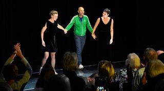 De Eysoldtpreisträgerinnen Alicia Aumüller (rechts) und Patrycia Ziólkowska sorgten mit „Ödipus Tyrann“ in der Regie von Nicolas Stemann (Mitte) am Mittwochabend für eine Sternstunde im Parktheater.