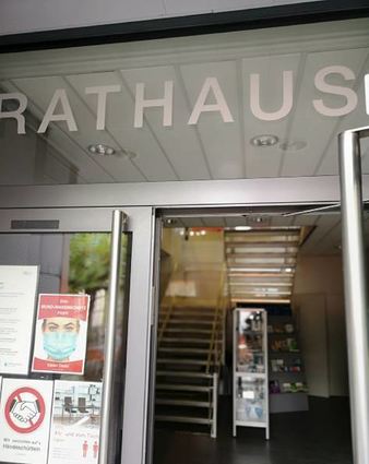 Im Einhäuser Rathaus wird am Sonntag die Briefwahl ausgezählt.