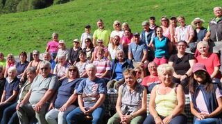 Der Landfrauenverein bot eine Fahrt ins Zillertal an. Unser Bild zeigt die Gruppe auf der Kreuzwiesenalm.